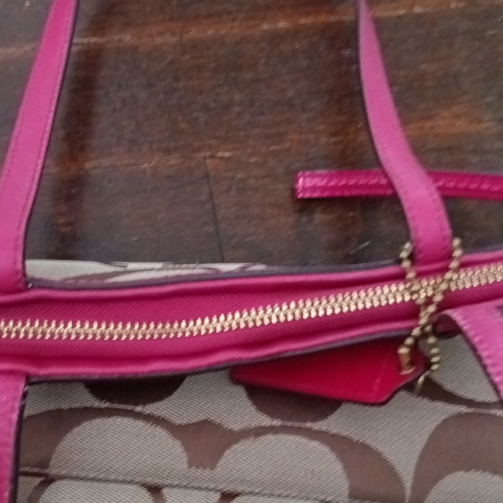 LAST CHANCE Coach purse Raspberry Pink Leather - Picture 3 of 3